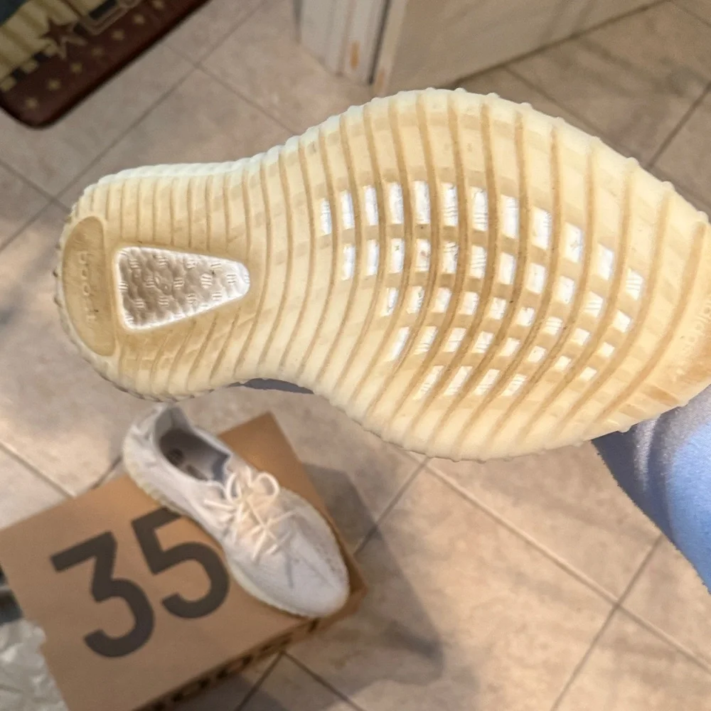 Authentic Yeezy Boost 350 V2 in Cream White - Picture 2 of 3